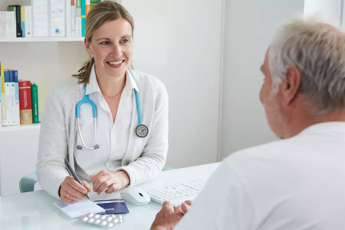 Antje Klein Fachärztin für Allgemeinmedizin im Gespräch mit Patienten