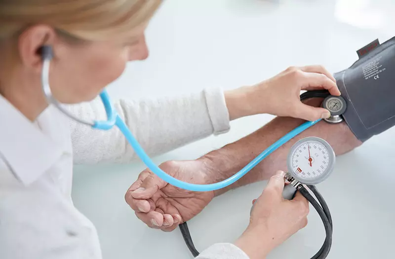 Praxis für Allgemeinmedizin Blutdruck messen Patient